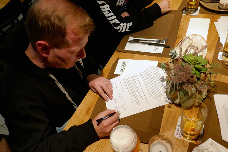 Unterzeichnen der Satzung von Skatesite Karlsruhe e.V. durch die Gründungs-Mitglieder