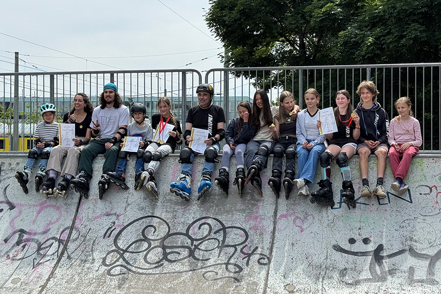 Gruppenfoto aller Teilnehmer beim 4. Baden Skatecross am 24.05.2025 auf dem Skatepark Günther-Klotz-Anlage in Karlsruhe